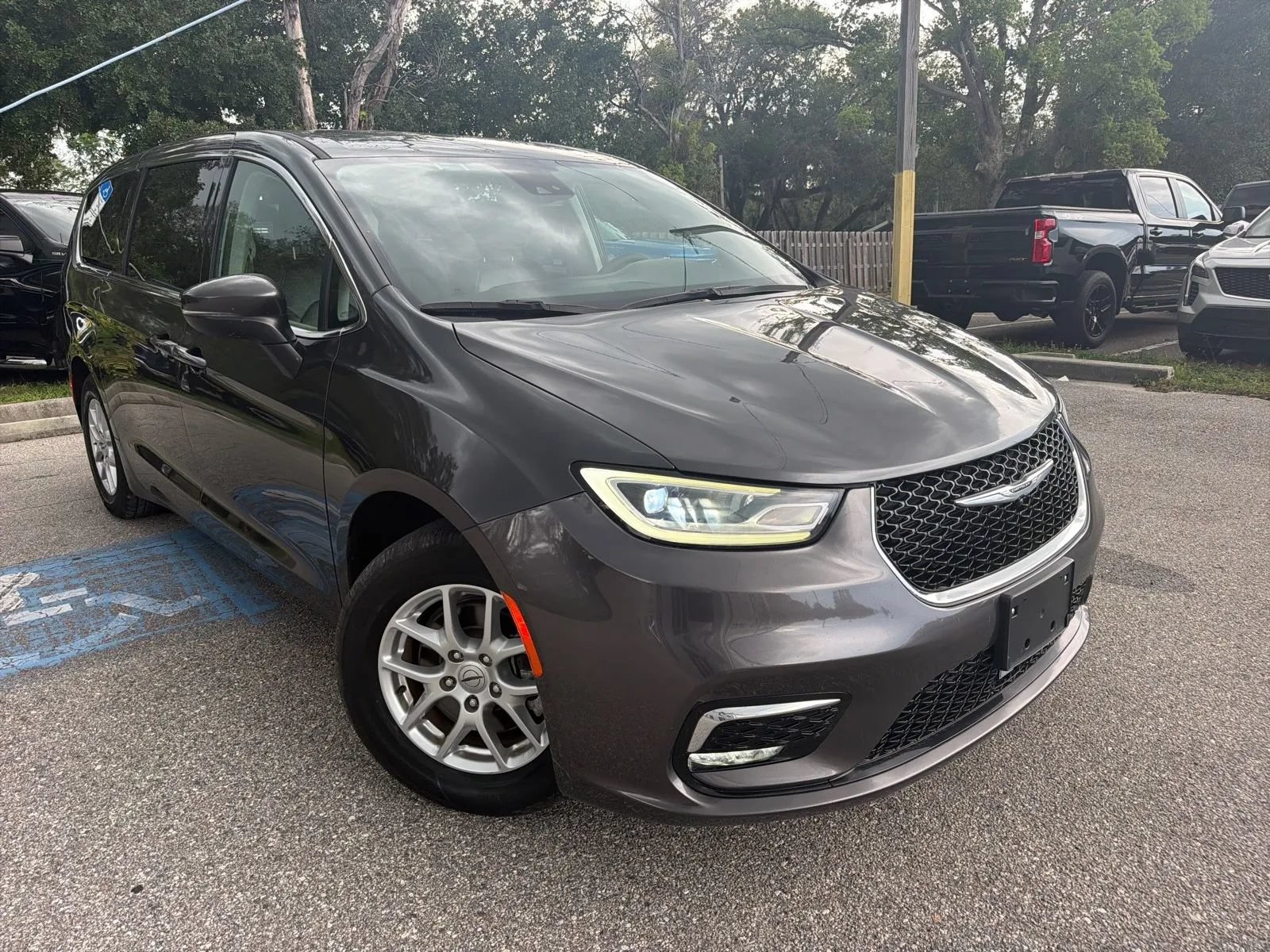 Used 2023 Chrysler Pacifica Touring-L FWD image 6