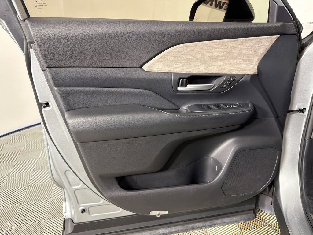 Used 2024 Toyota Grand Highlander AWD image 11