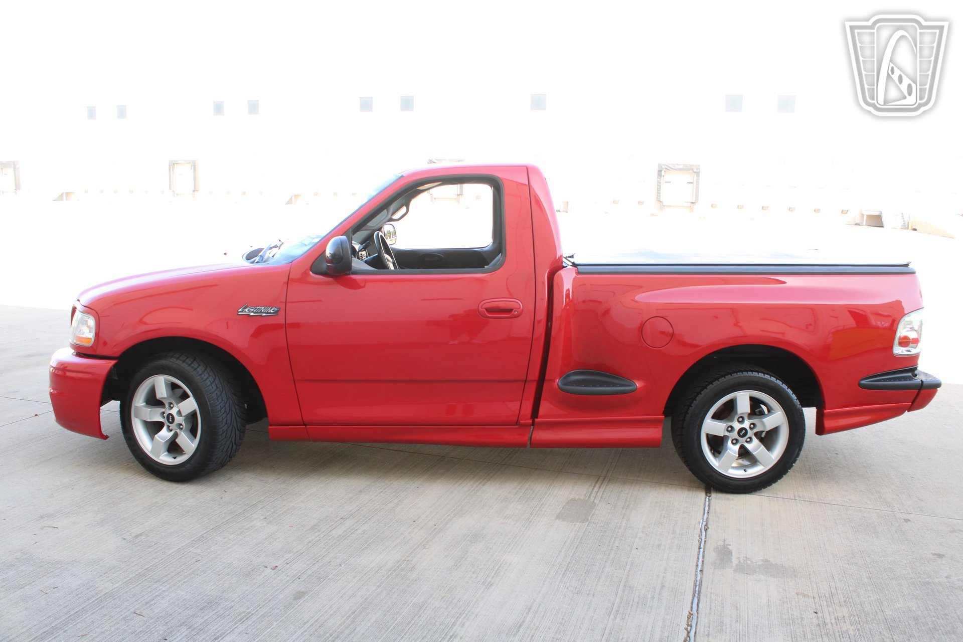 Used 2001 Ford F150 Lightning RWD image 2