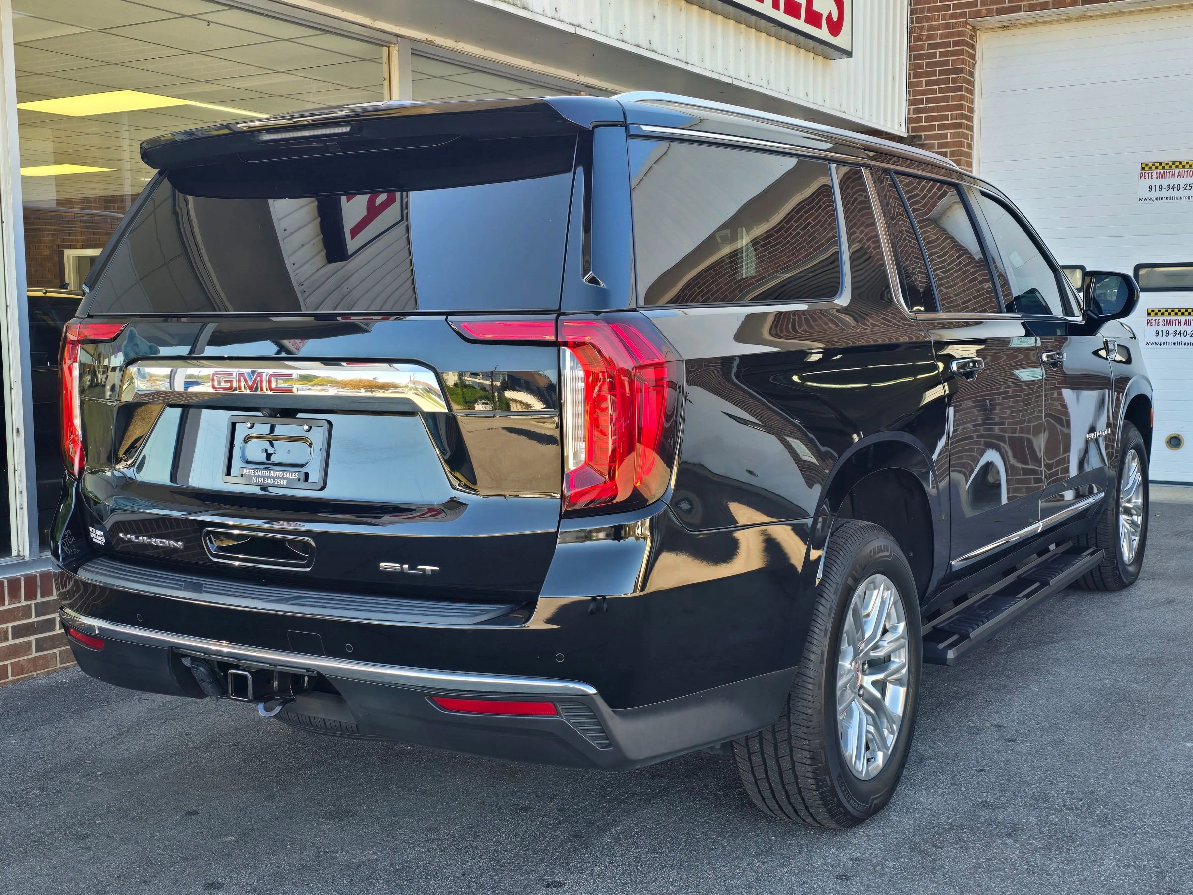 Used 2023 GMC Yukon XL SLT AWD/4WD image 9