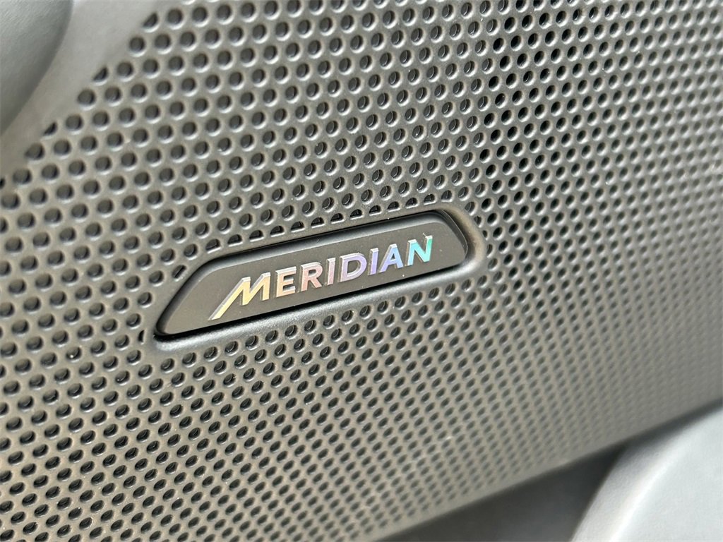 Used 2025 Land Rover Range Rover Velar Dynamic SE image 28