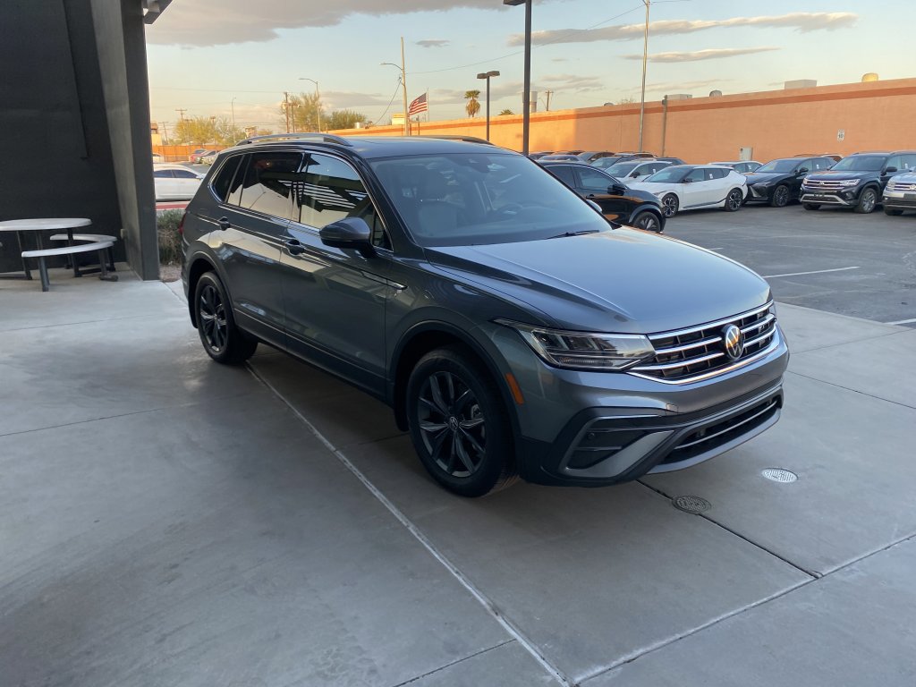 Used 2023 Volkswagen Tiguan SE w/ Panoramic Sunroof Package image 6