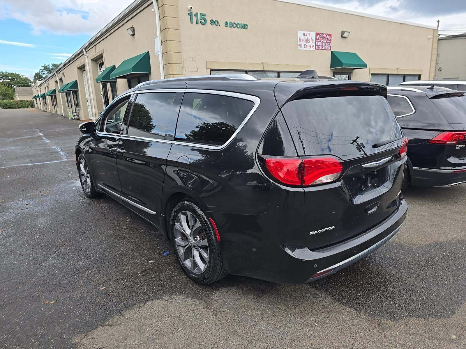 Used 2018 Chrysler Pacifica Limited w/ Tire & Wheel Group FWD image 4