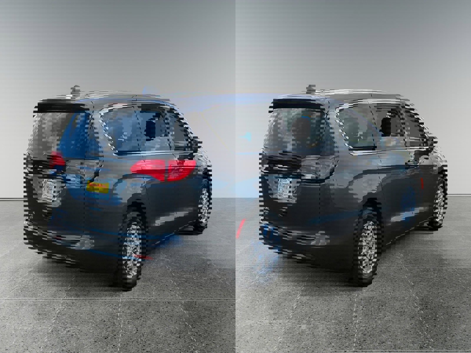 Used 2023 Chrysler Voyager LX image 5