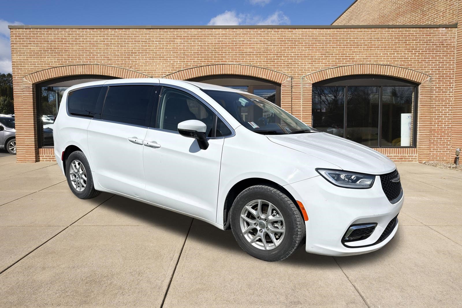 Used 2023 Chrysler Pacifica Touring-L