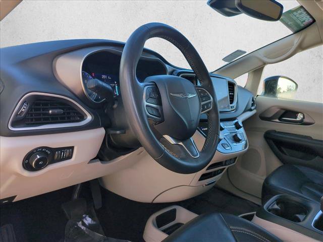 Used 2022 Chrysler Pacifica Touring-L FWD image 10