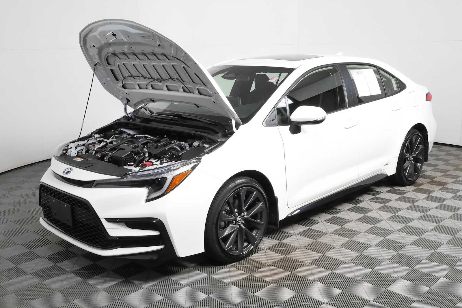 Used 2025 Toyota Corolla SE w/ SE Premium Package AWD/4WD image 28