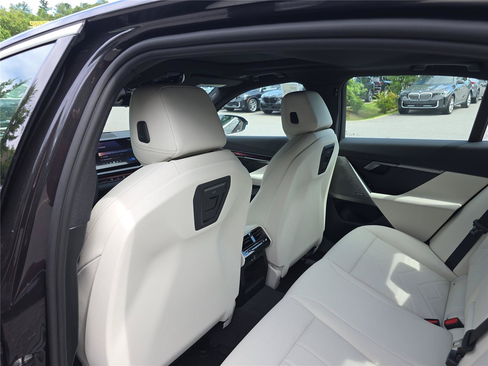 New 2027 BMW i5 xDrive40 AWD/4WD image 16