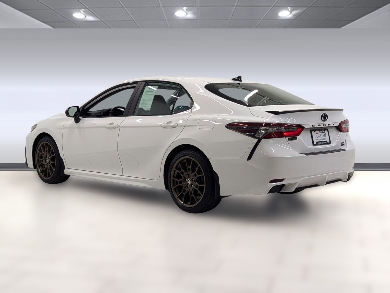 Used 2023 Toyota Camry SE image 2