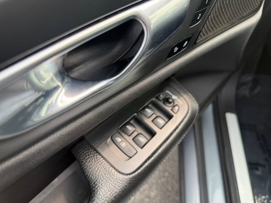 Used 2021 Volvo S60 T8 Inscription image 9