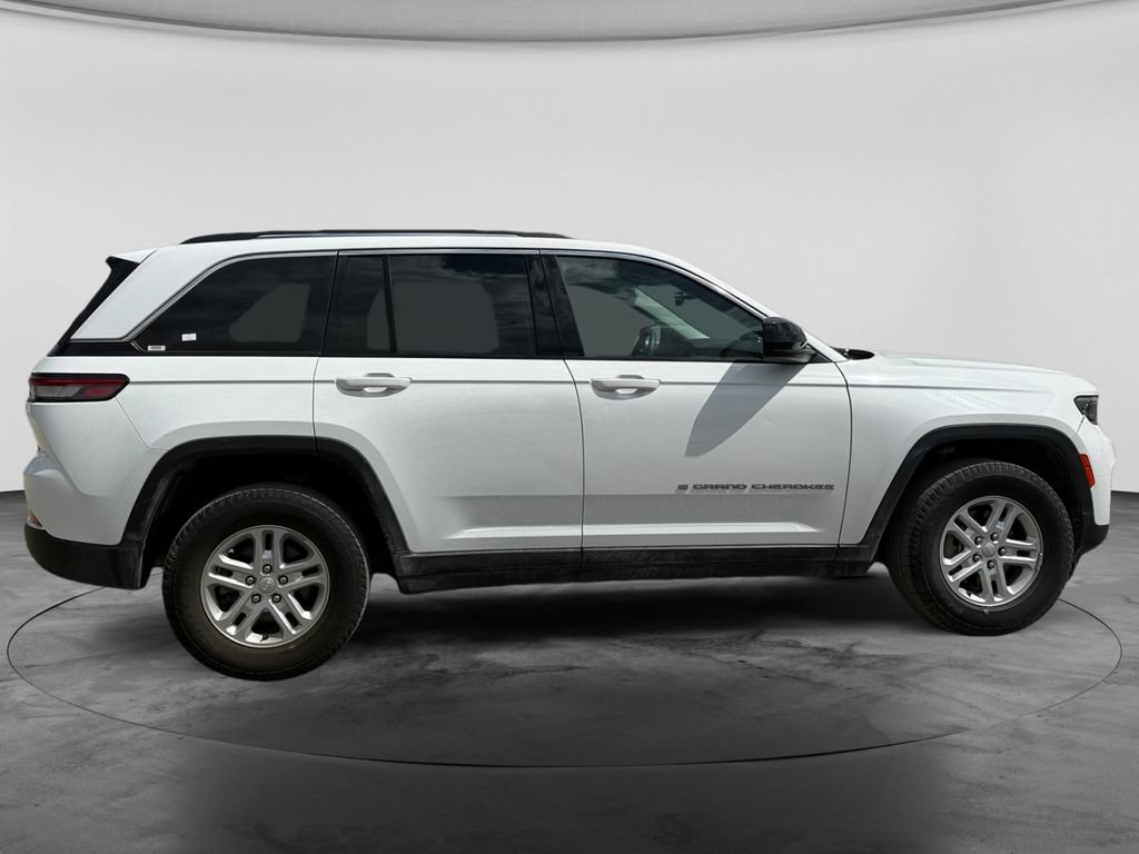 Used 2024 Jeep Grand Cherokee Laredo RWD image 11