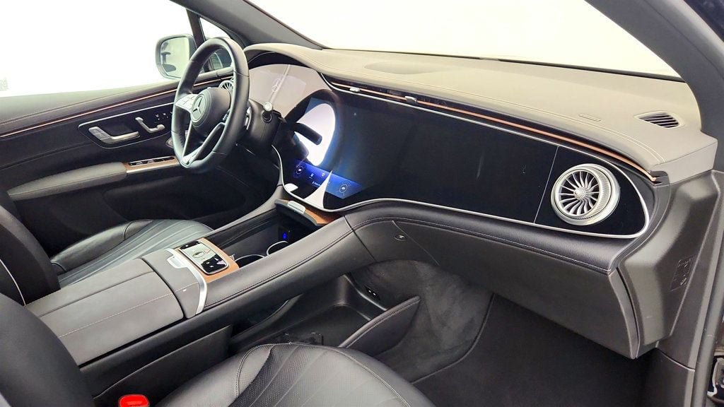 Used 2023 Mercedes-Benz EQS 580 4MATIC SUV w/ Acoustic Comfort Package image 25