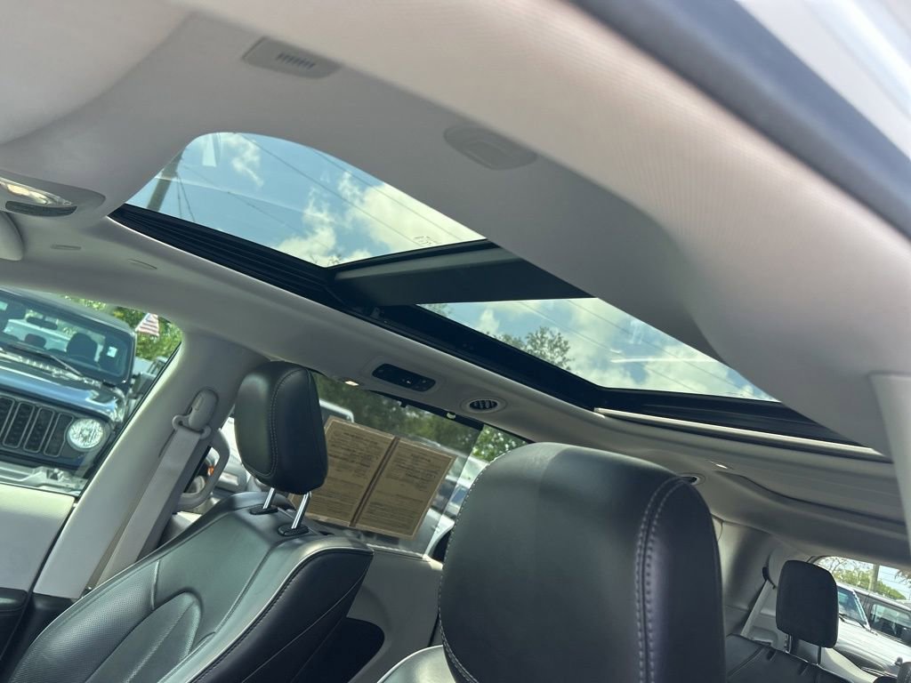 Used 2019 Chrysler Pacifica Limited w/ Tire & Wheel Group image 10