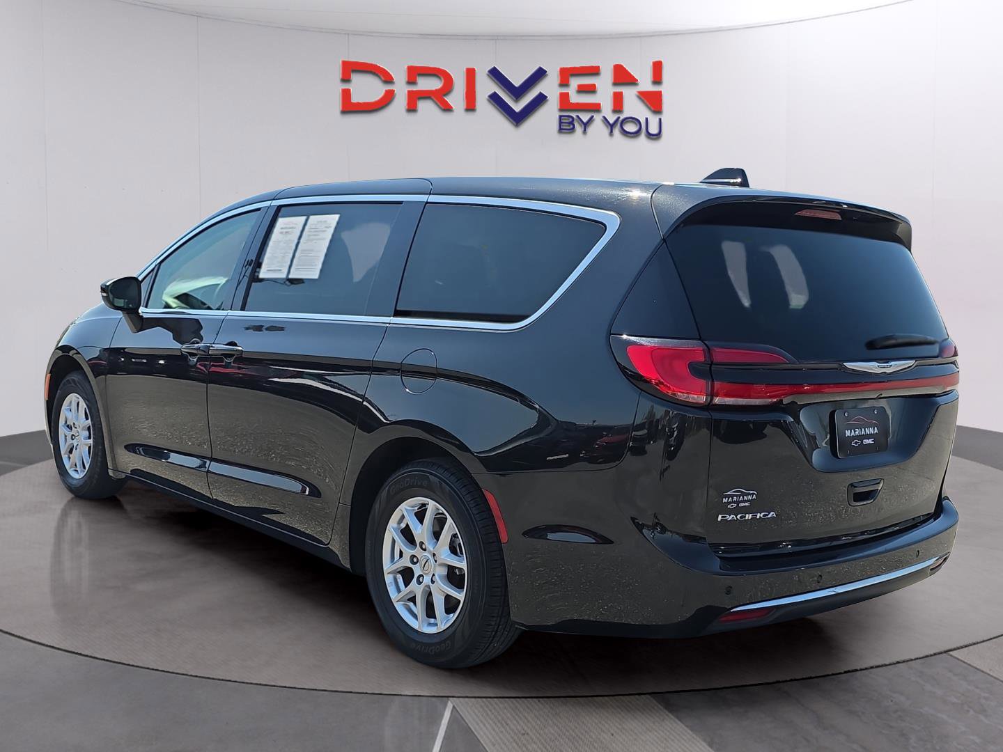 Used 2023 Chrysler Pacifica Touring-L image 3