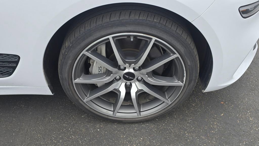 Used 2025 Genesis G70 2.5T image 9