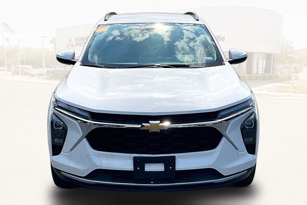 Used 2025 Chevrolet Trax LT FWD image 2