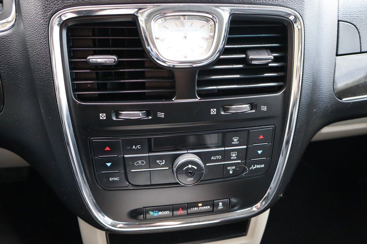 Used 2013 Chrysler Town & Country Touring image 39