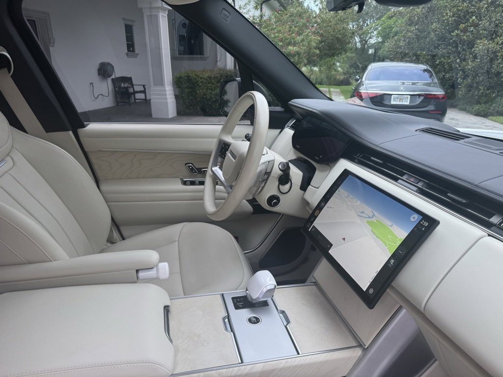 Used 2025 Land Rover Range Rover SV image 29
