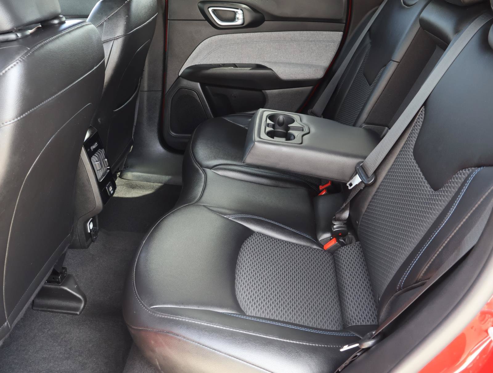 Used 2026 Jeep Compass Latitude AWD/4WD image 19