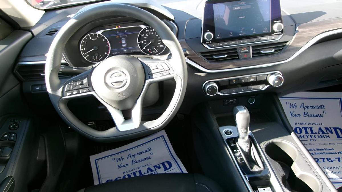 Used 2025 Nissan Altima 2.5 SV FWD image 11