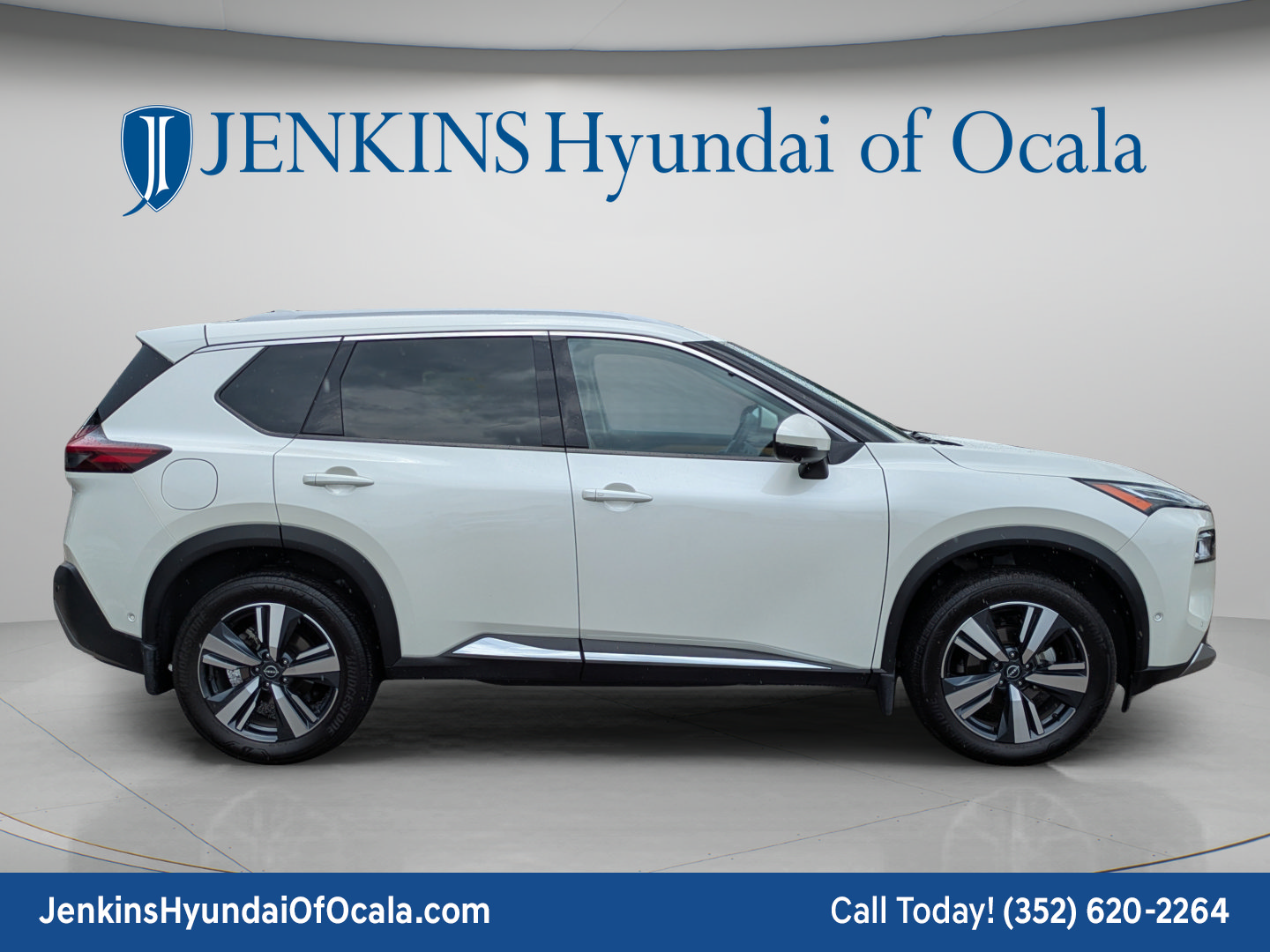 Used 2023 Nissan Rogue Platinum w/ Platinum Premium Package FWD image 2