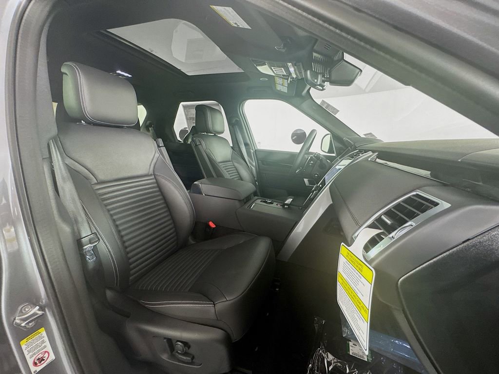 New 2025 Land Rover Discovery S image 28
