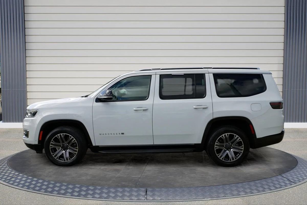 Used 2024 Jeep Wagoneer Series II w/ Flexible Seating Group RWD image 4