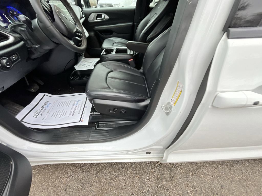 Used 2024 Chrysler Pacifica Touring-L w/ S Appearance Package FWD image 12