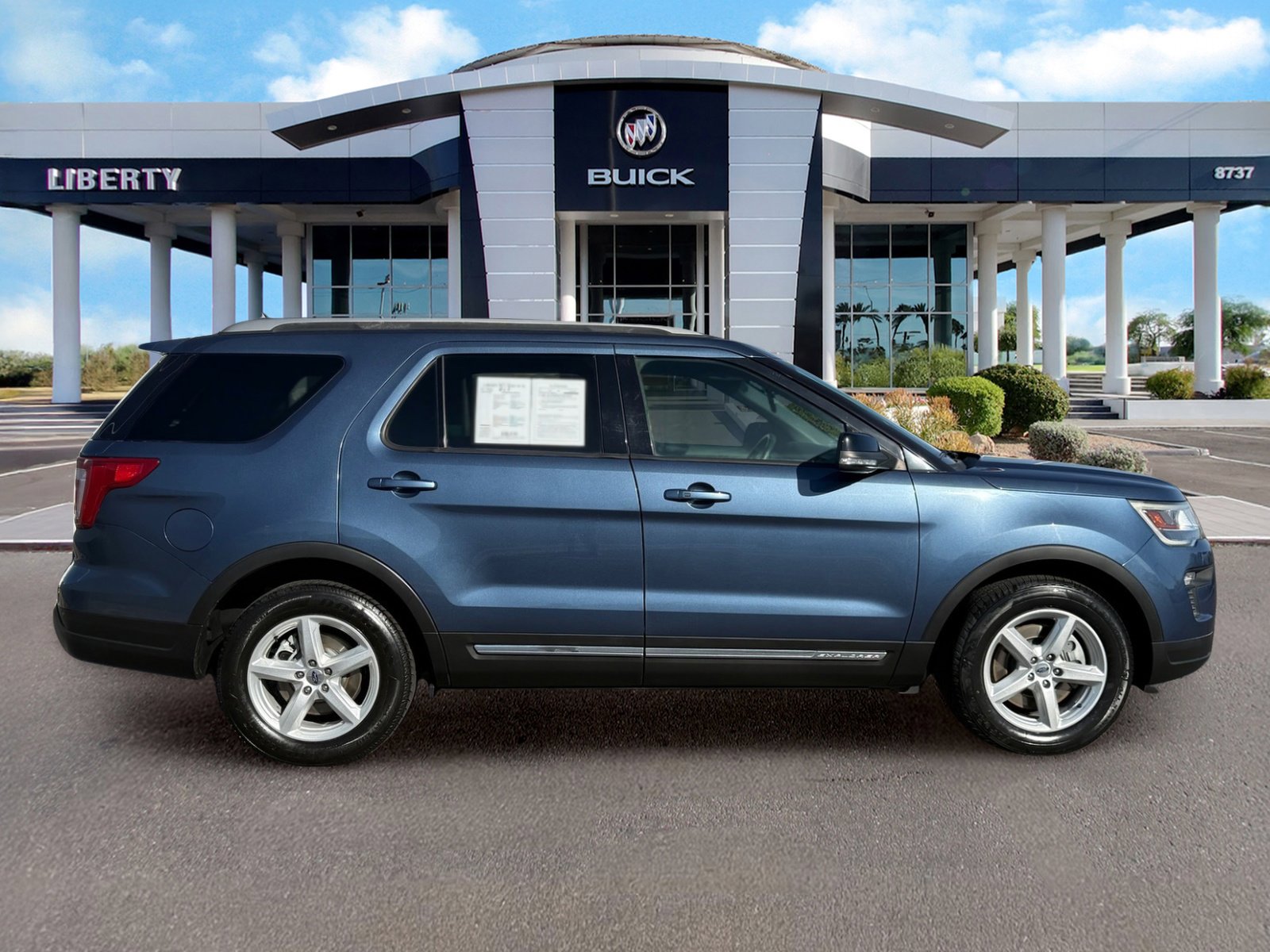 Used 2018 Ford Explorer XLT w/ Equipment Group 201A FWD image 2