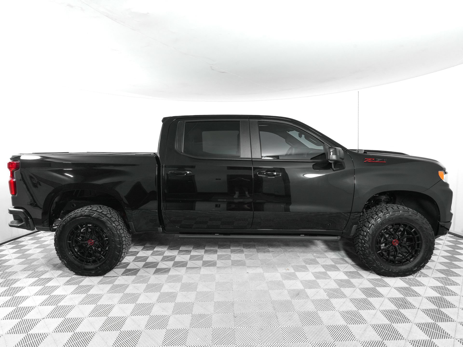 Used 2025 Chevrolet Silverado 1500 LT Trail Boss w/ Convenience Package II AWD/4WD image 3