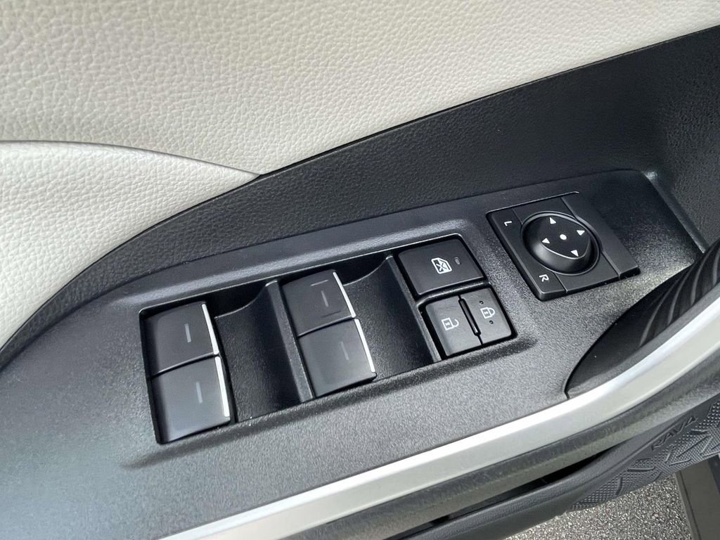 Used 2025 Toyota RAV4 XLE image 19