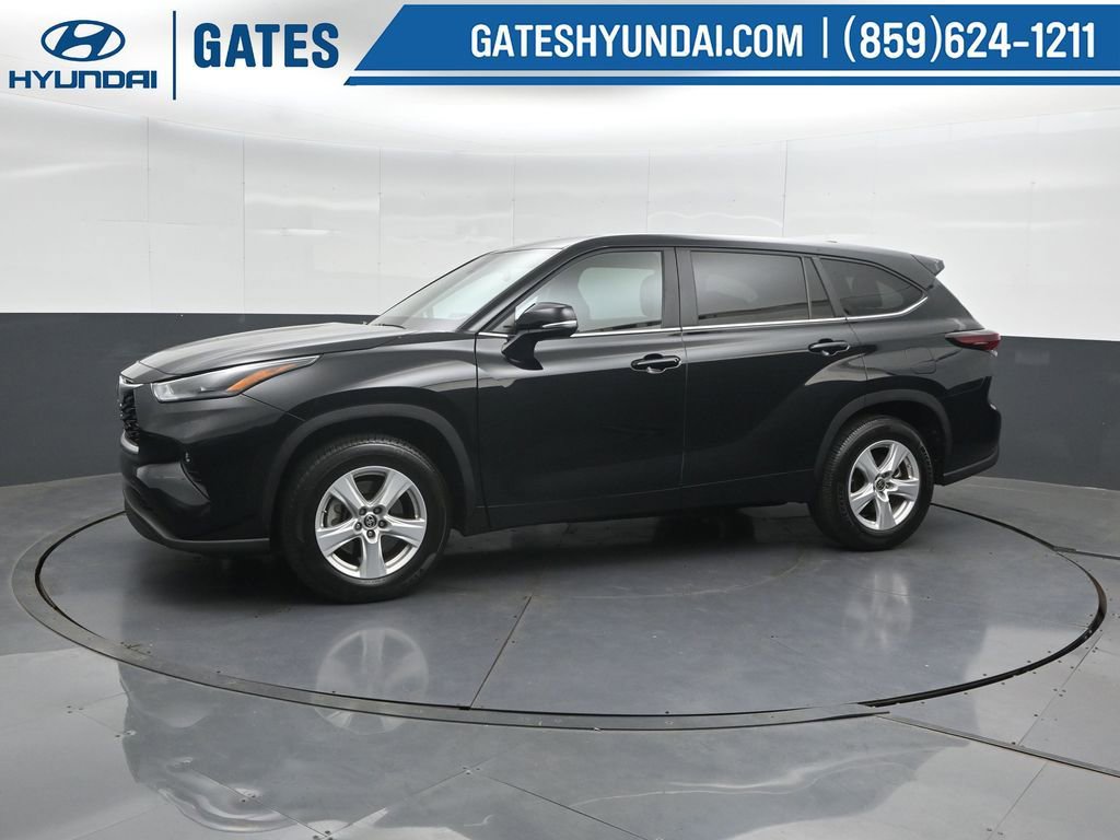 Used 2025 Toyota Highlander LE FWD image 7