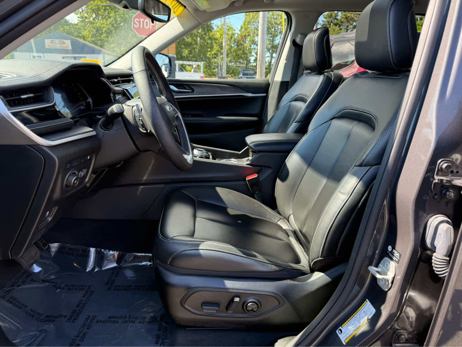 Used 2023 Jeep Grand Cherokee 4WD 4xe image 11