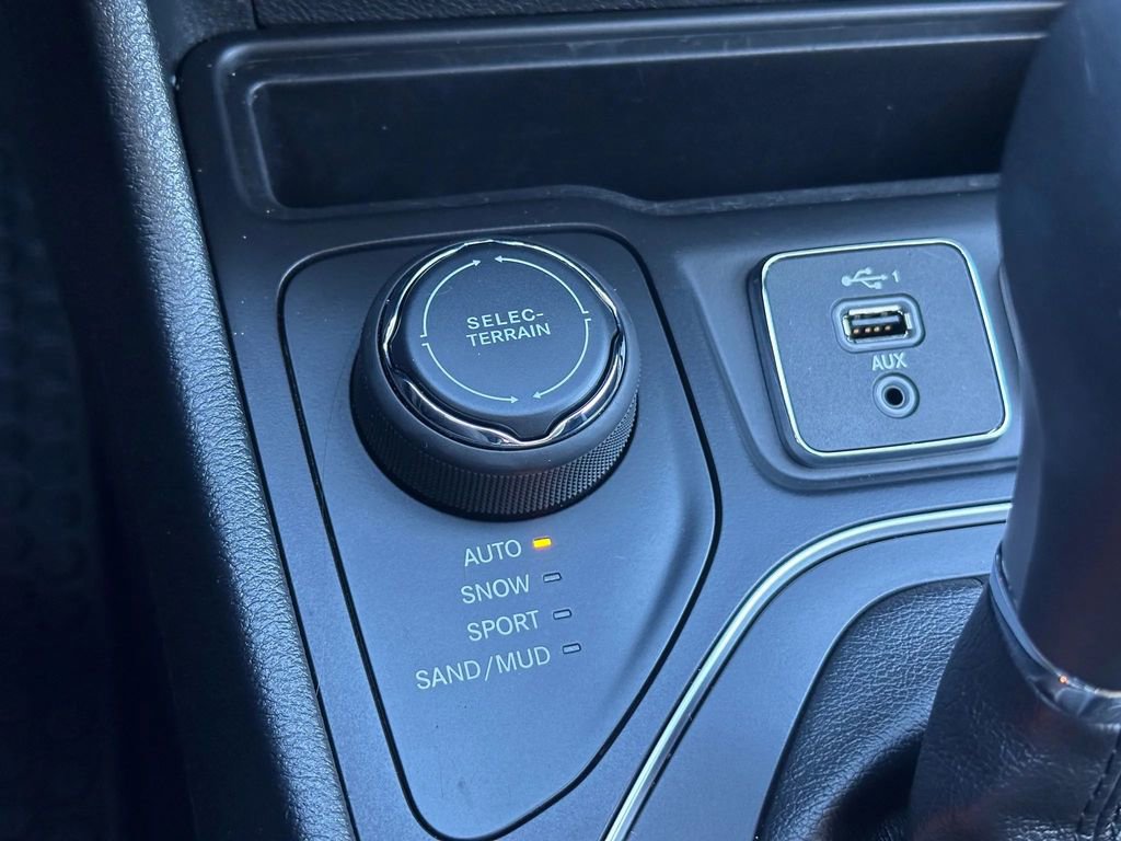 Used 2019 Jeep Cherokee Latitude Plus w/ Cold Weather Group image 13