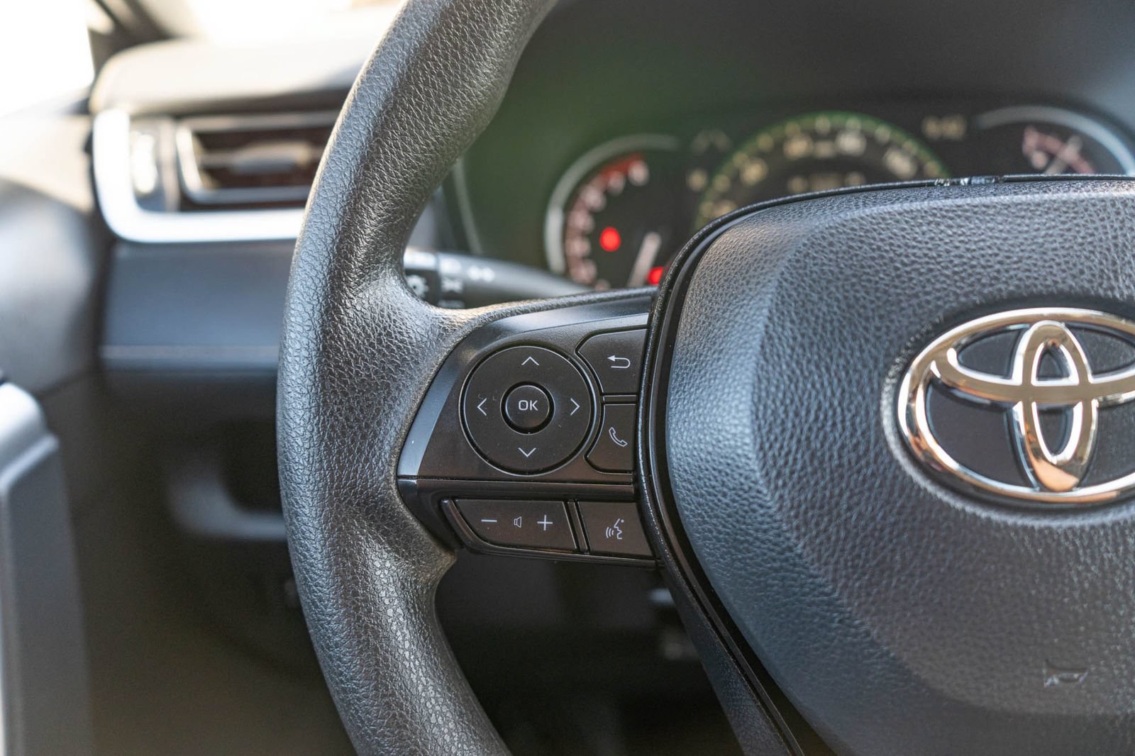 Certified 2025 Toyota RAV4 XLE FWD image 29