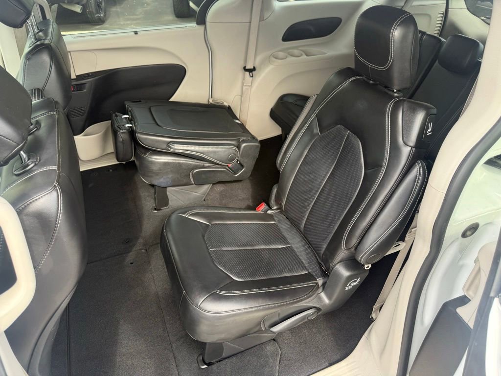 Used 2023 Chrysler Pacifica Touring-L FWD image 32