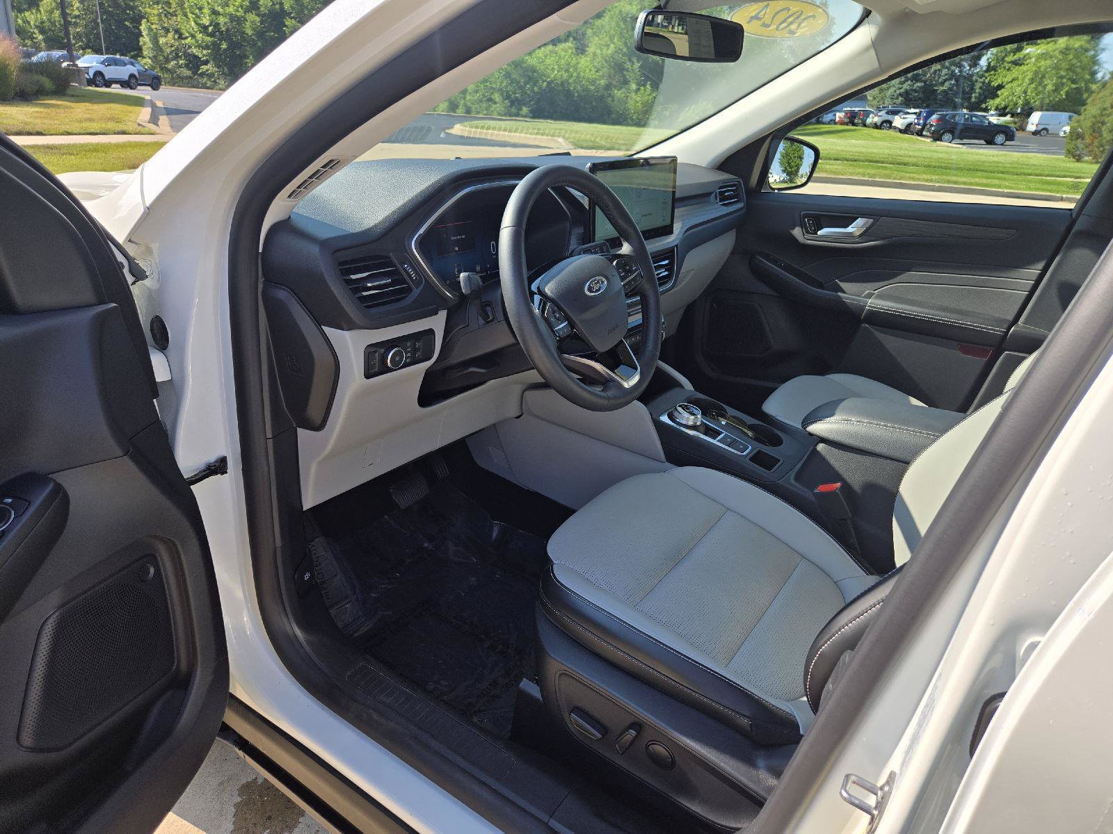 Used 2024 Ford Escape Platinum w/ Class II Trailer Tow Package AWD/4WD image 12