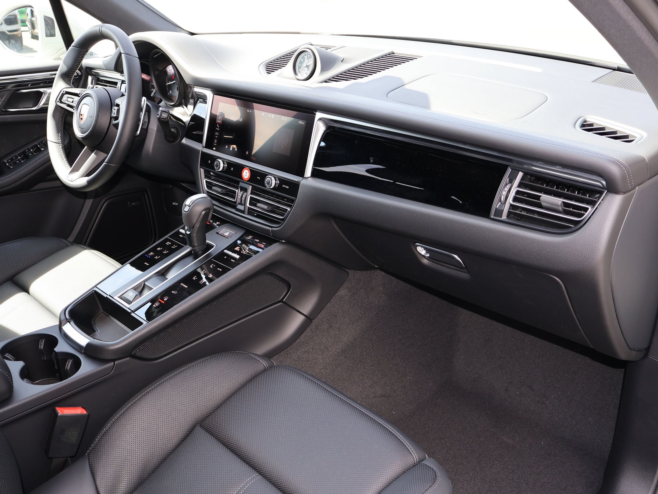 New 2026 Porsche Macan AWD/4WD image 30