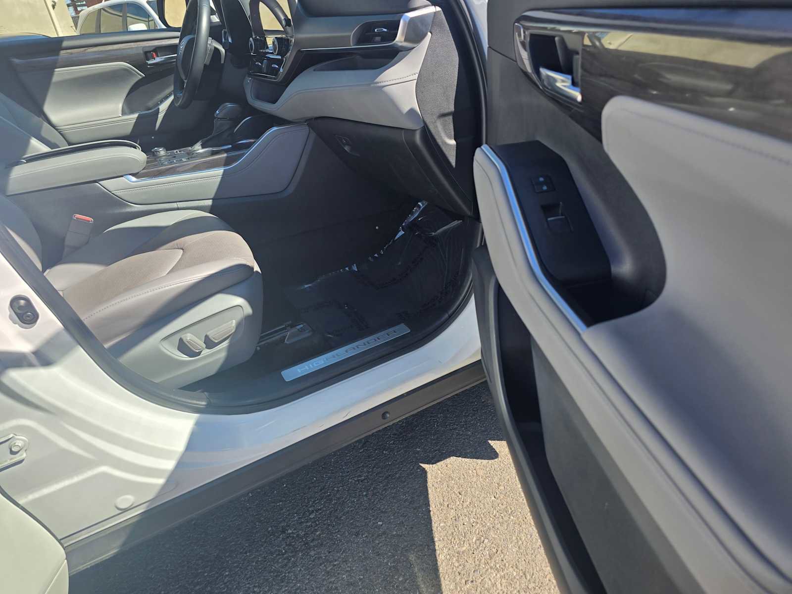 Used 2023 Toyota Highlander Limited image 10