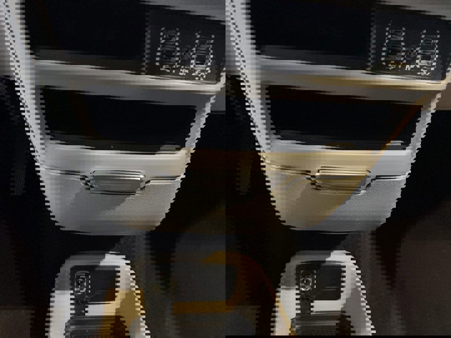 Used 2022 Chrysler Voyager LX image 15