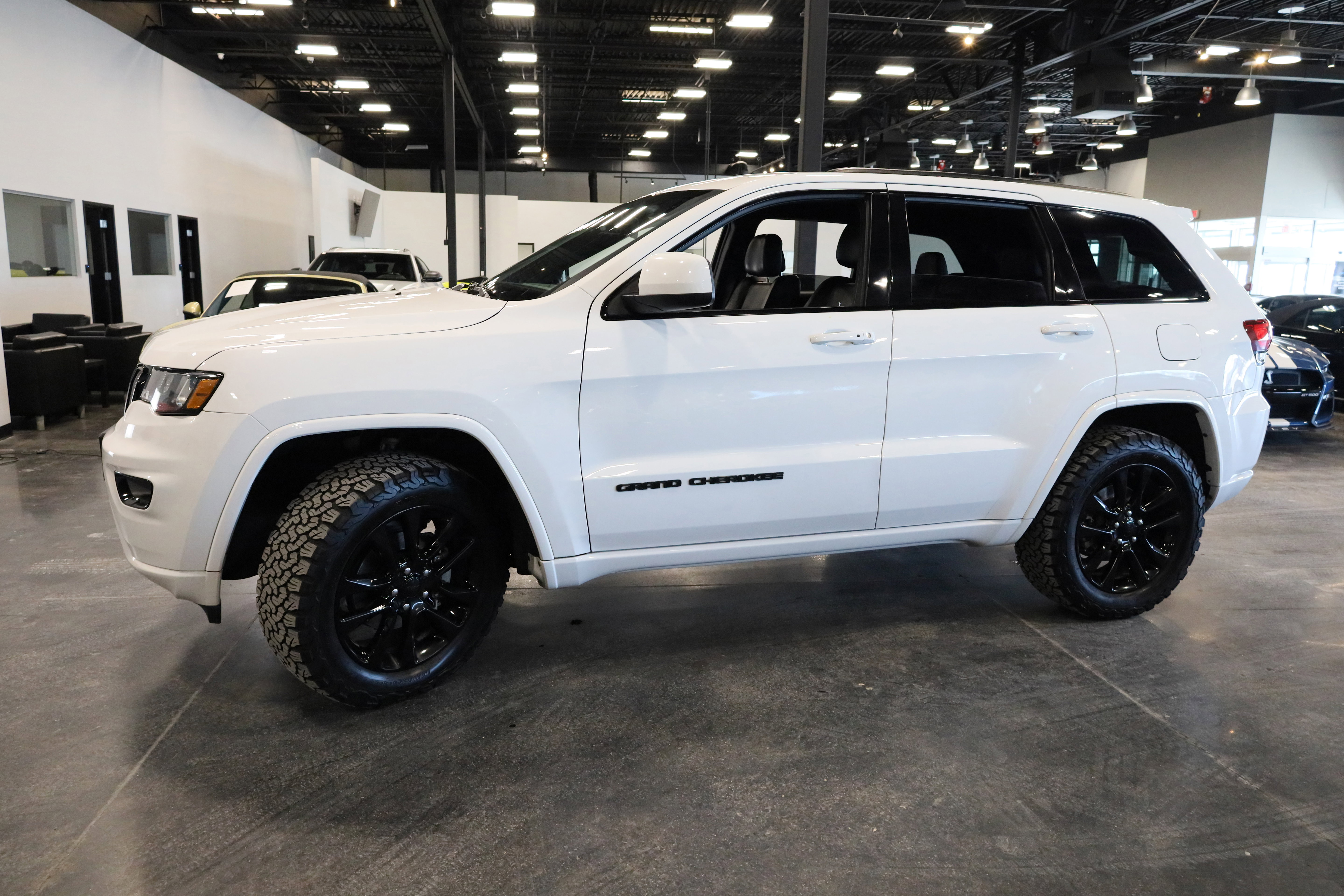 Used 2018 Jeep Grand Cherokee Altitude image 9