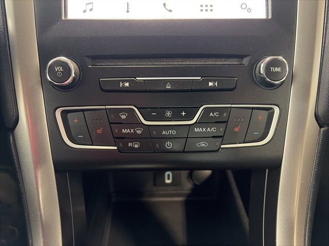 Used 2017 Ford Fusion SE w/ Fusion SE Technology Package image 19