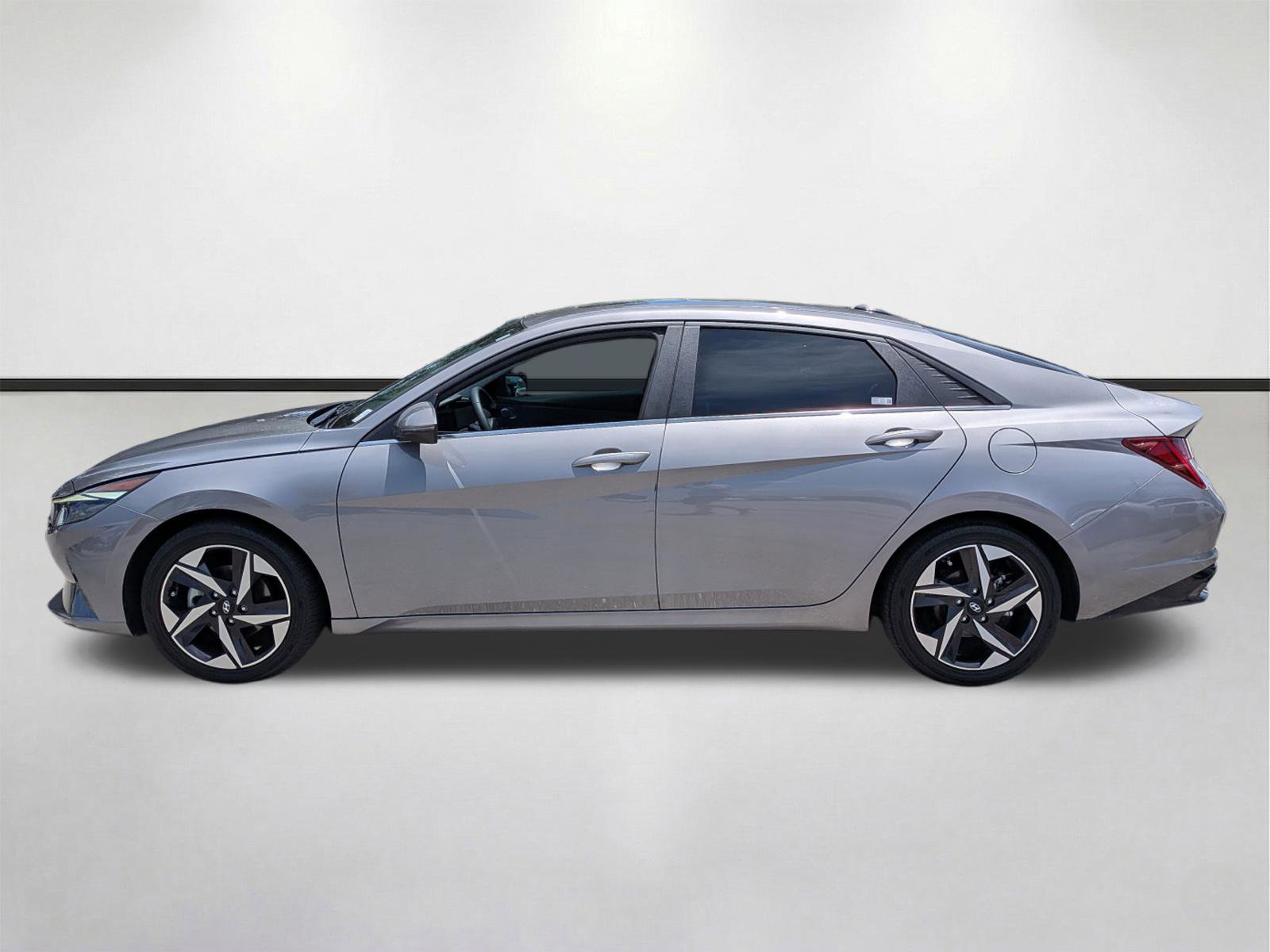 Used 2023 Hyundai Elantra Limited w/ Preferred Accessory Package FWD image 7