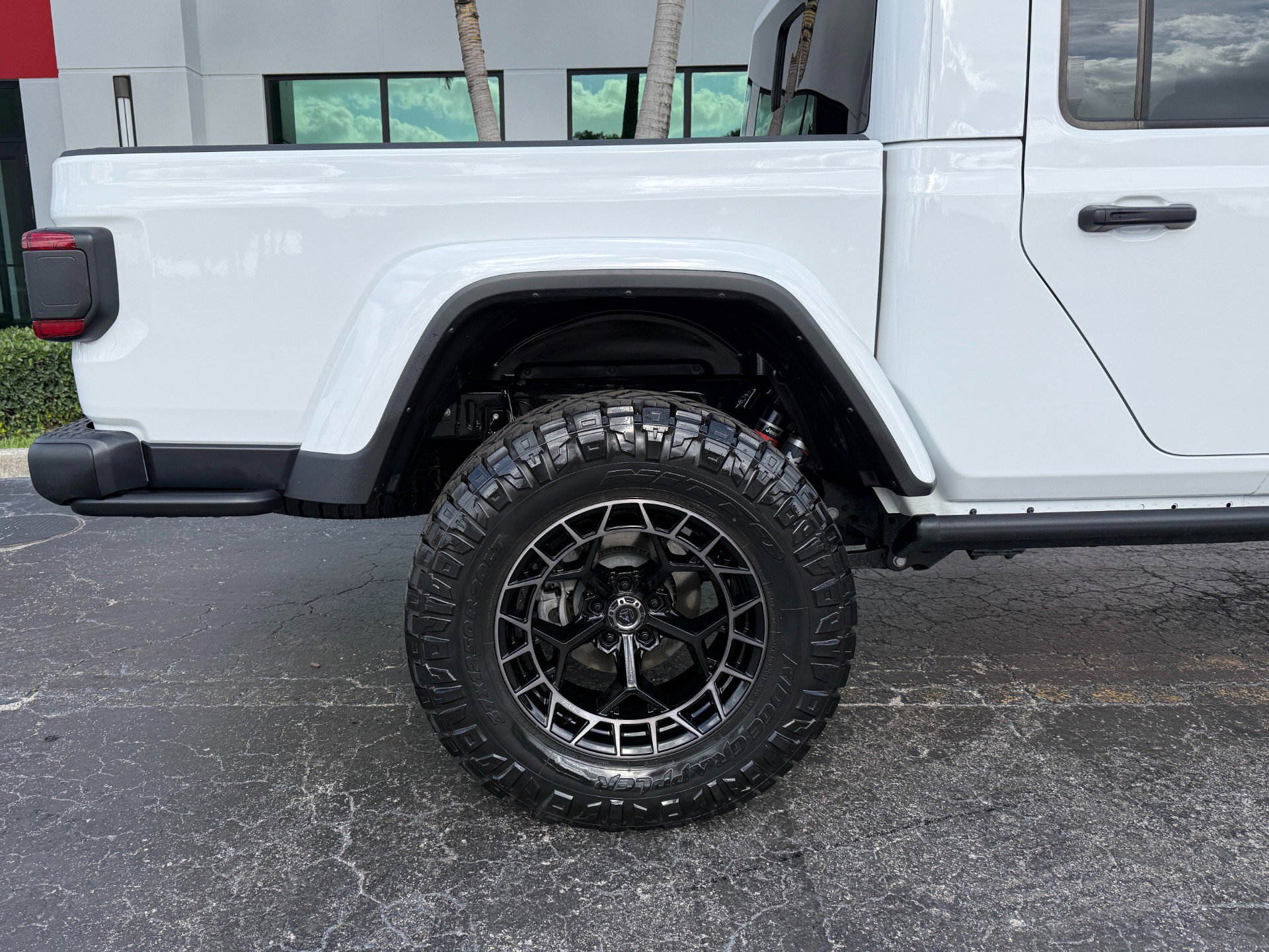 Used 2024 Jeep Gladiator Mojave AWD/4WD image 5