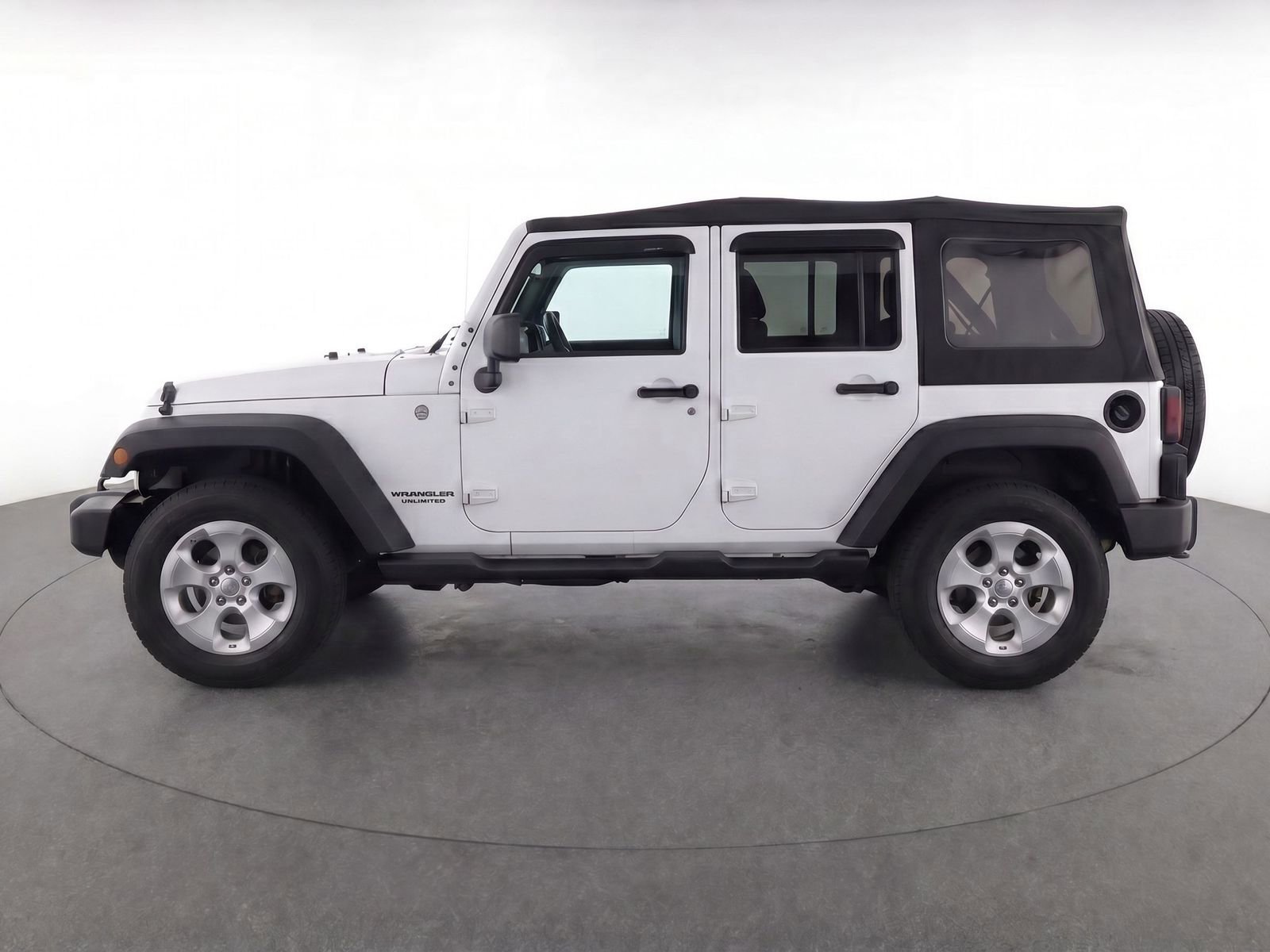 Used 2015 Jeep Wrangler Unlimited Sahara w/ Connectivity Group AWD/4WD image 2