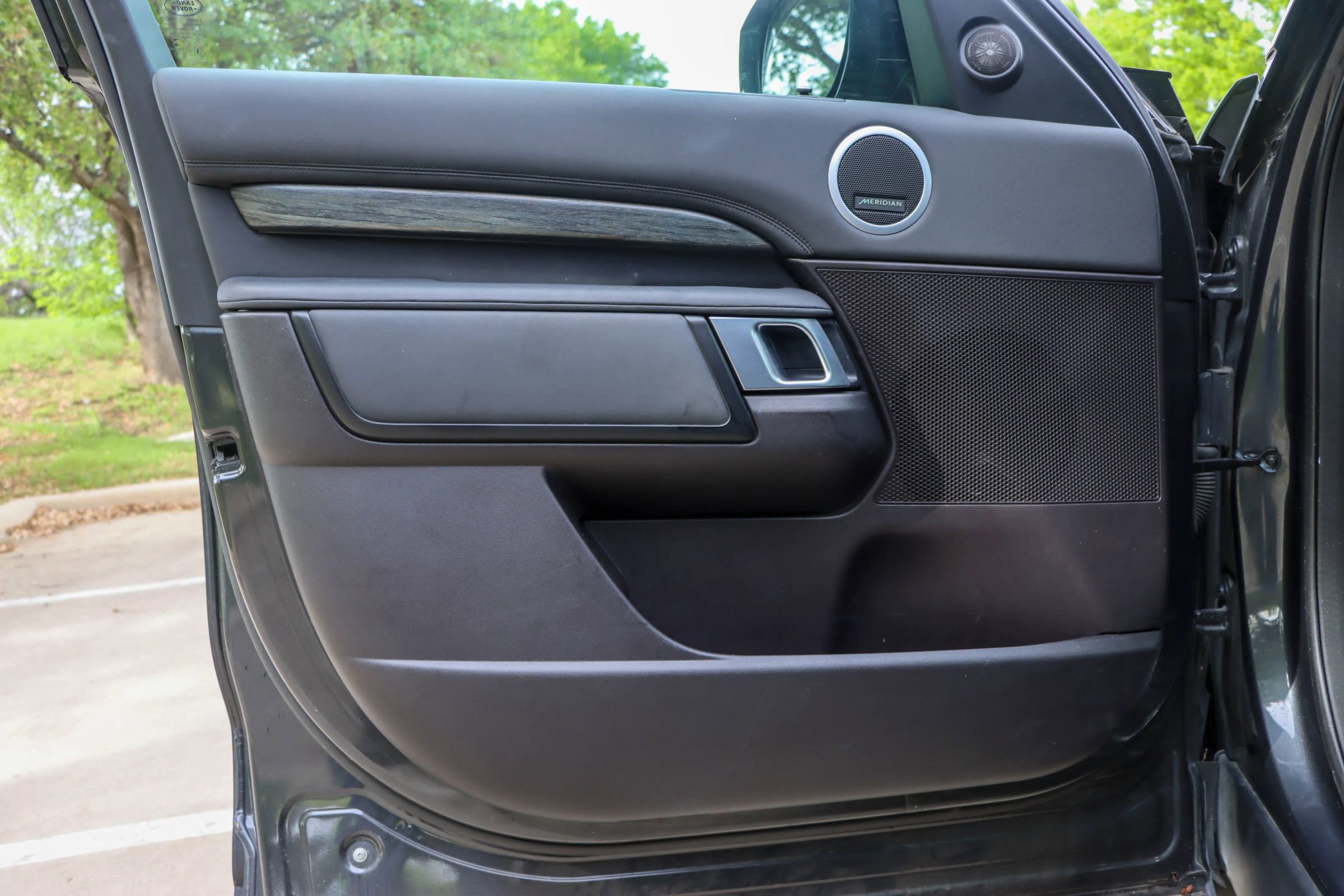 Used 2017 Land Rover Discovery HSE AWD/4WD image 13