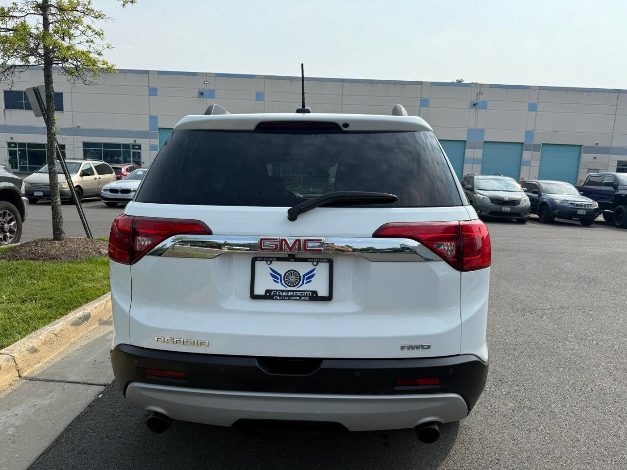 Used 2018 GMC Acadia SLT w/ LPO, Cargo Package image 9