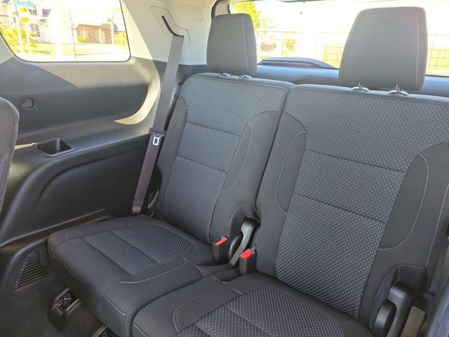 Used 2023 GMC Acadia SLE w/ Driver Convenience Package FWD image 7