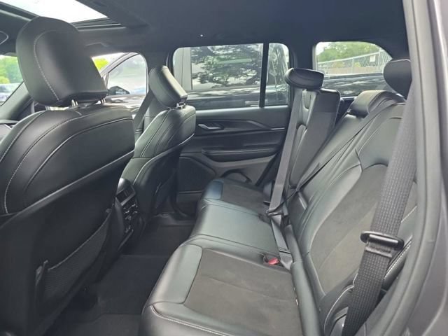 Used 2023 Jeep Grand Cherokee Altitude AWD/4WD image 11