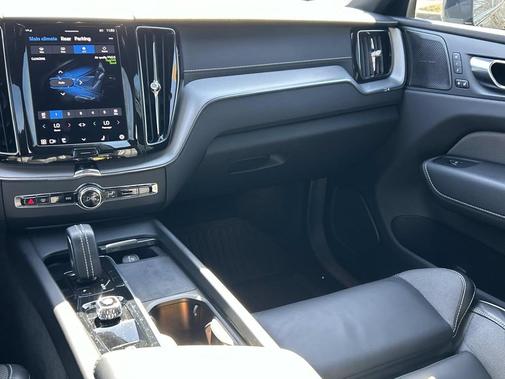 Used 2022 Volvo XC60 B6 R-Design image 29